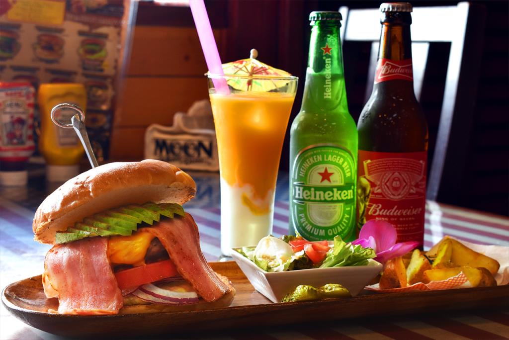 American Diner OLD HANGAR 昭和町 グルメ 1