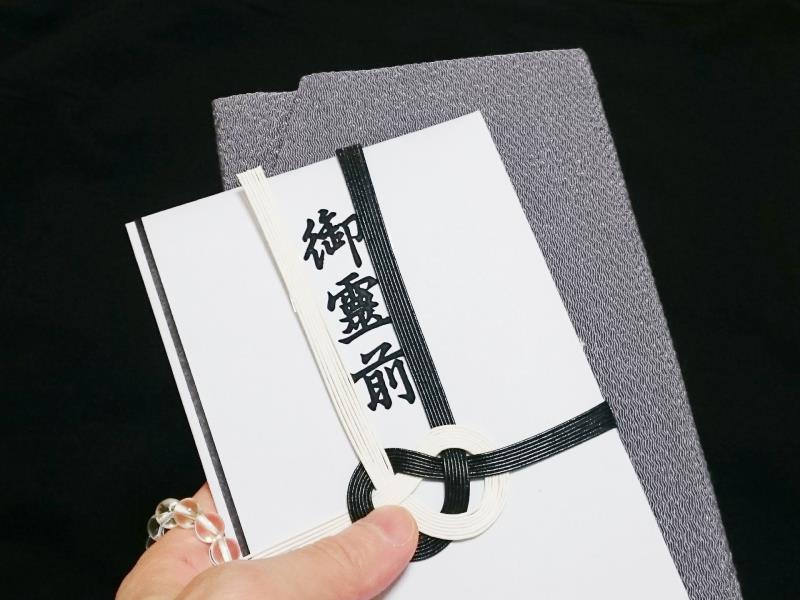 通夜・葬儀に香典を持っていく