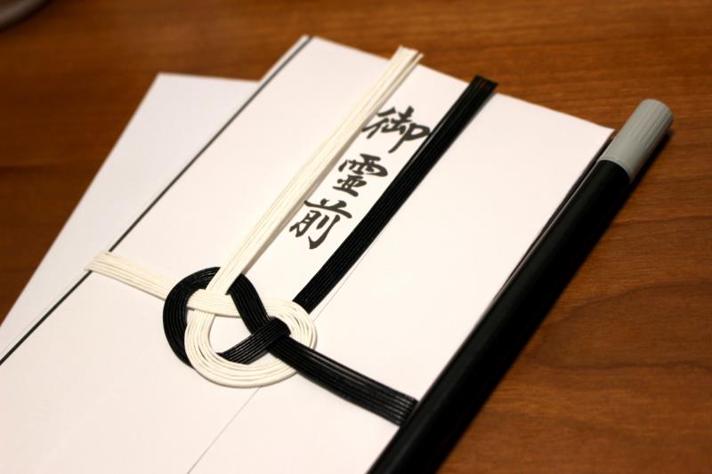 弔電・供花・供物の手配と香典の準備