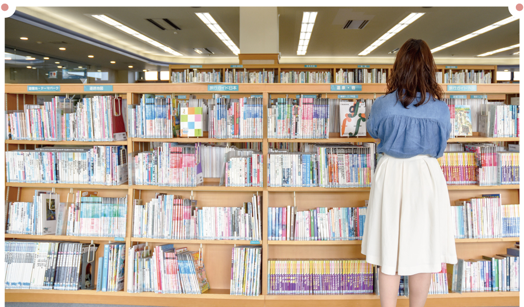 甲斐市立竜王図書館の館内の窓際席