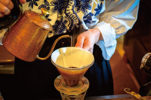 ハシドイのコーヒードリップ中