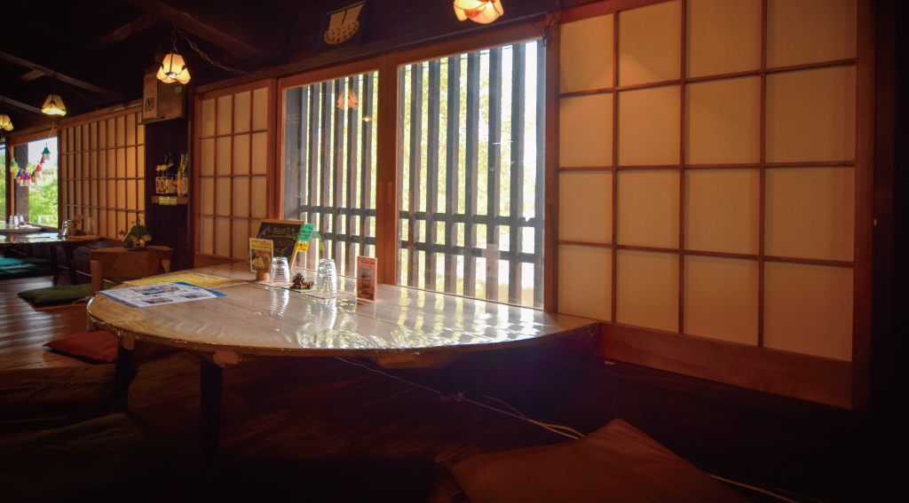 酒蔵櫂の窓際の席