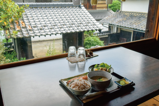 酒蔵櫂の窓際の席と蔵元ご飯セット