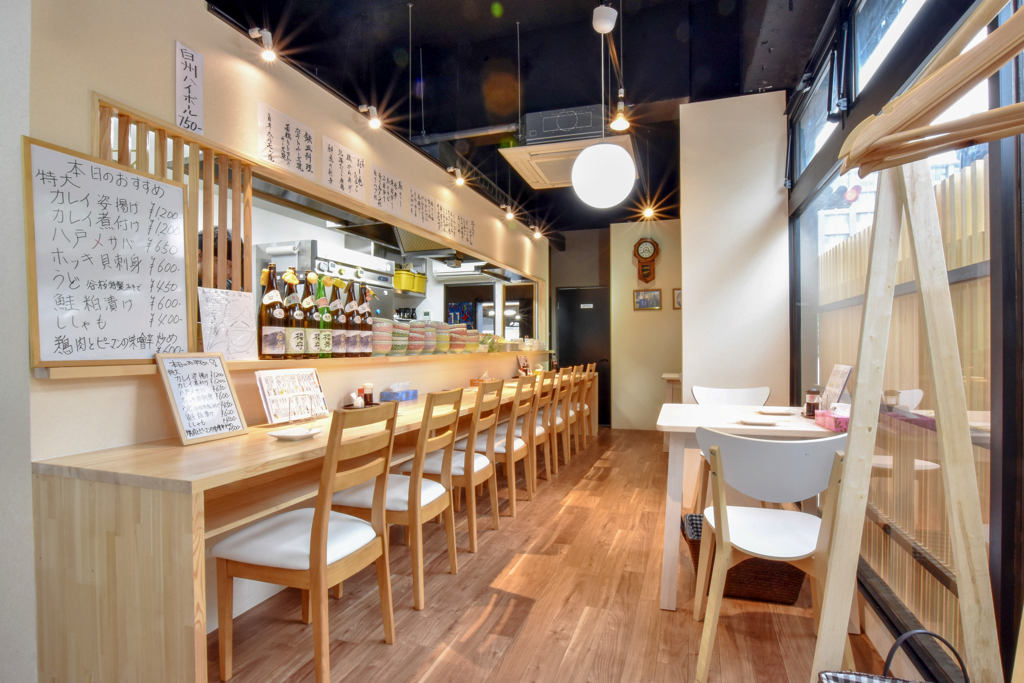 蔵元居酒屋 谷桜のカウンター席とテーブル席