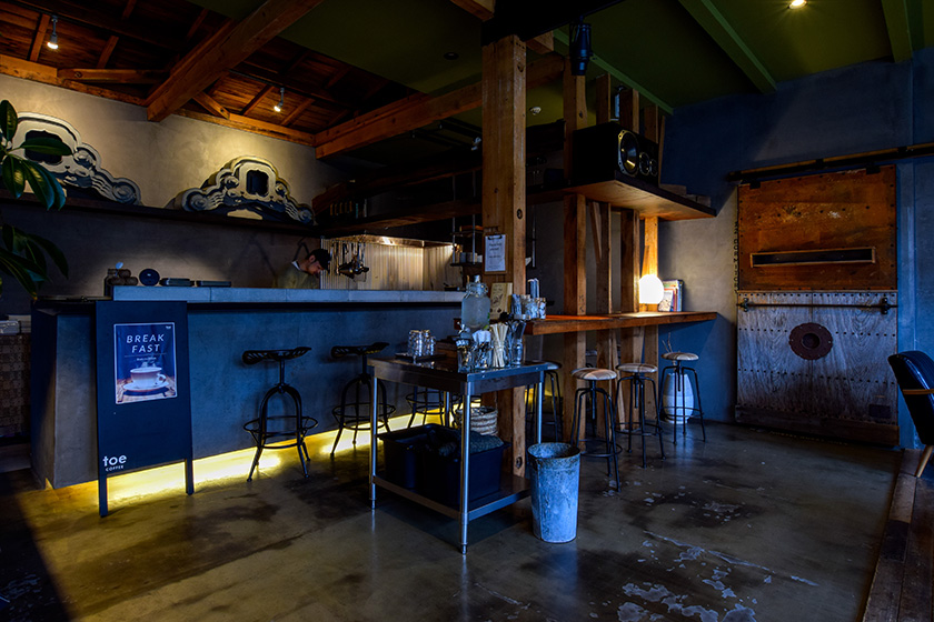 toe BAR&RESTAURANTのカウンター