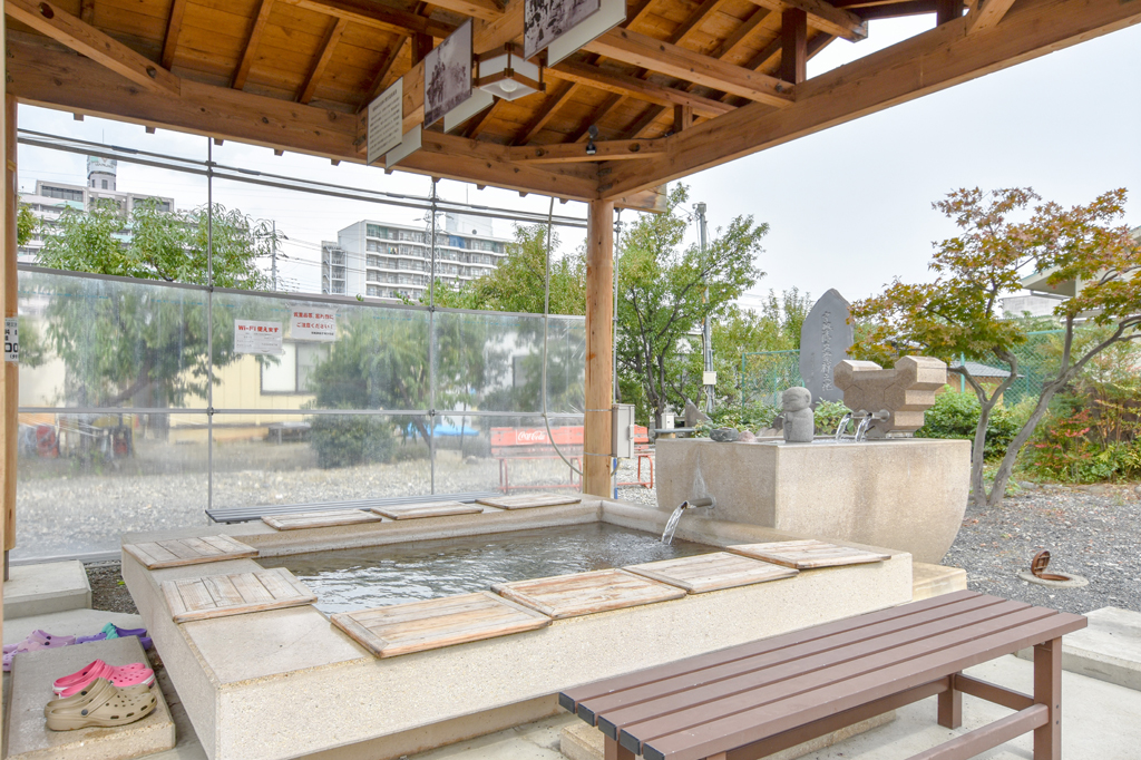 いさわ源泉足湯ひろば 笛吹市 温泉 スパ 2