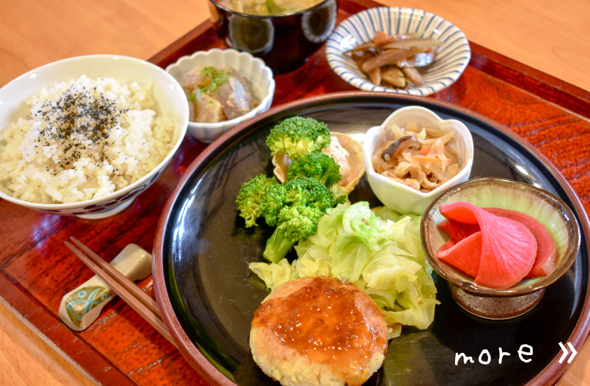 穀物菜食膳の写真