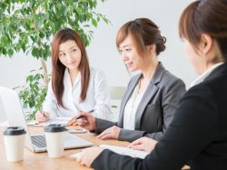 職場での美しい女性のしぐさ