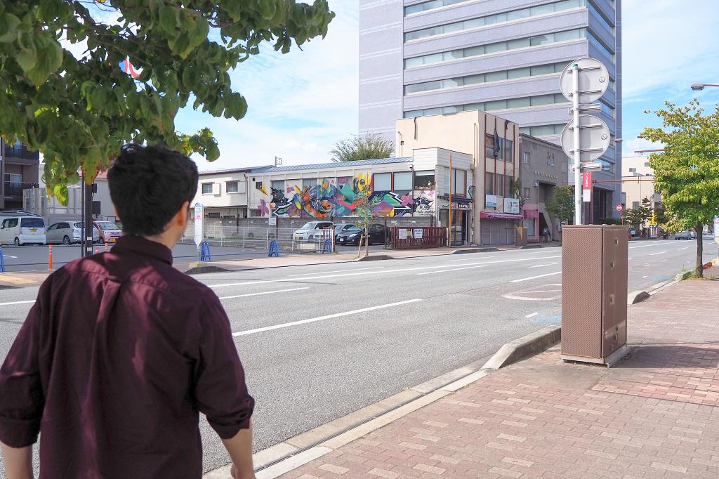 甲府の街に巨大グラフィティ出現