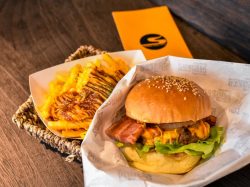 SUGEEZ burger stand（河口湖駅前店）【閉店】