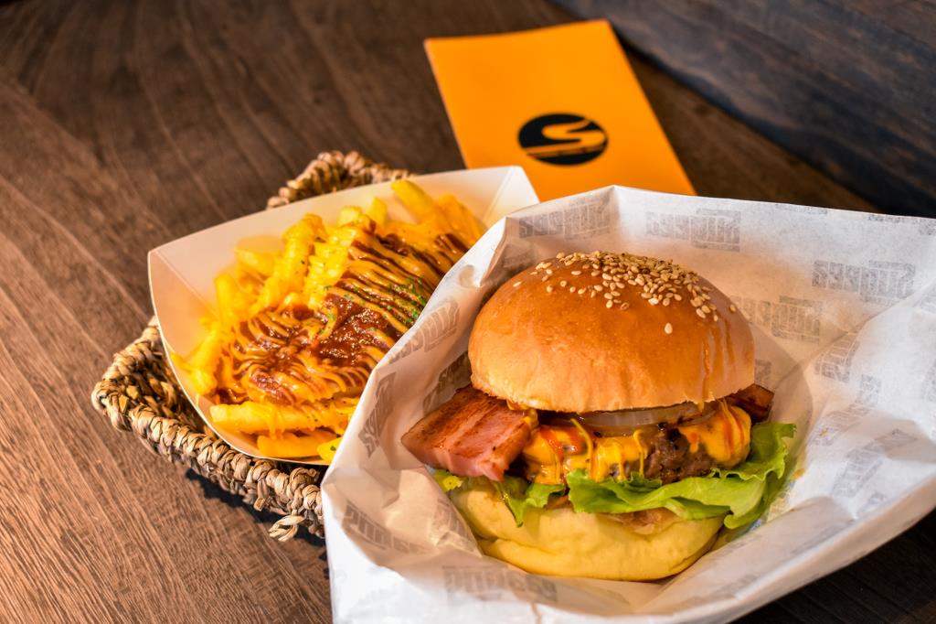 SUGEEZ burger stand（河口湖駅前店）富士河口湖町 ファーストフード・テイクアウト