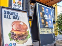 SUGEEZ burger stand（河口湖駅前店）富士河口湖町 ファーストフード・テイクアウト