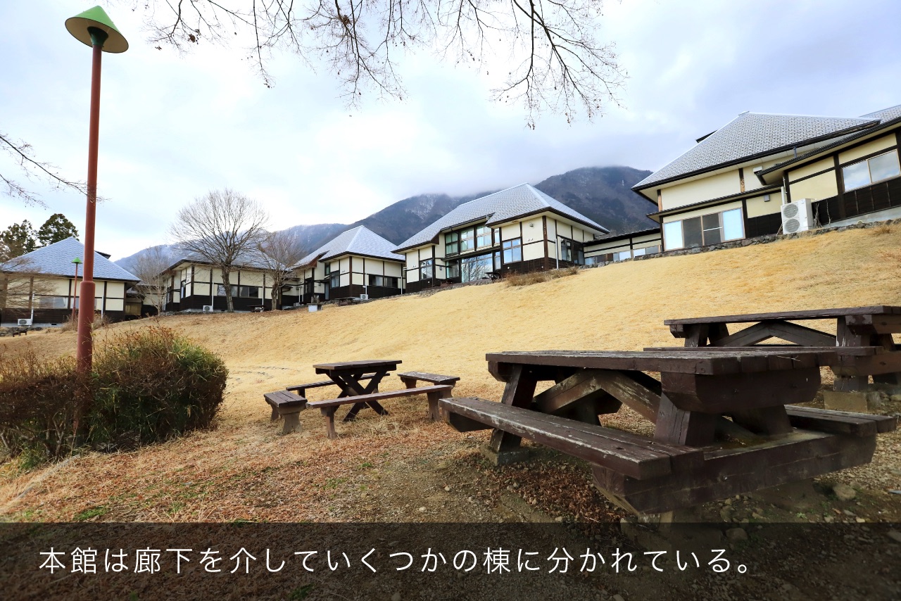 本館は廊下を介していくつかの棟に分かれている。