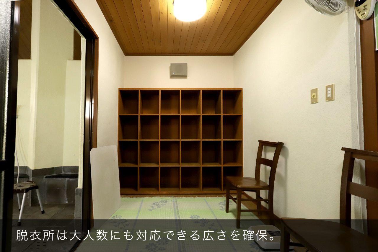 脱衣所は大人数にも対応できる広さを確保。
