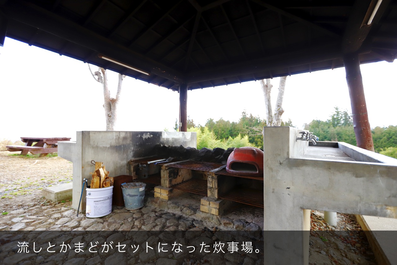 流しとかまどがセットになった炊事場。