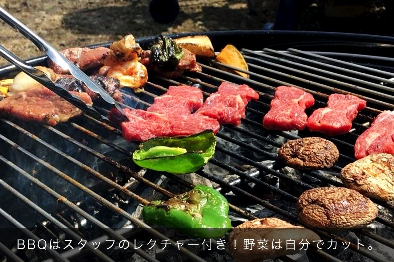BBQはスタッフのレクチャー付き！野菜は自分でカット。