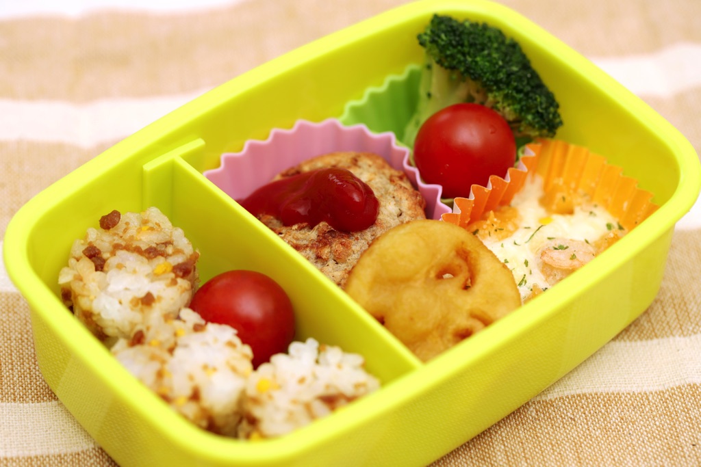 ミニ俵むすびの洋風お弁当
