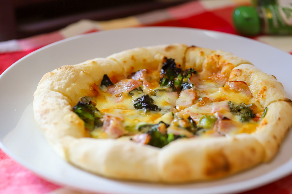 Cucina Italiana Se son rose ブロッコリーとベーコンのピッツァ1