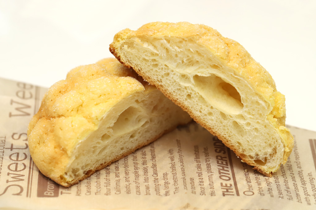 ローソンの発酵バターが決め手！ふんわりメロンパン 断面