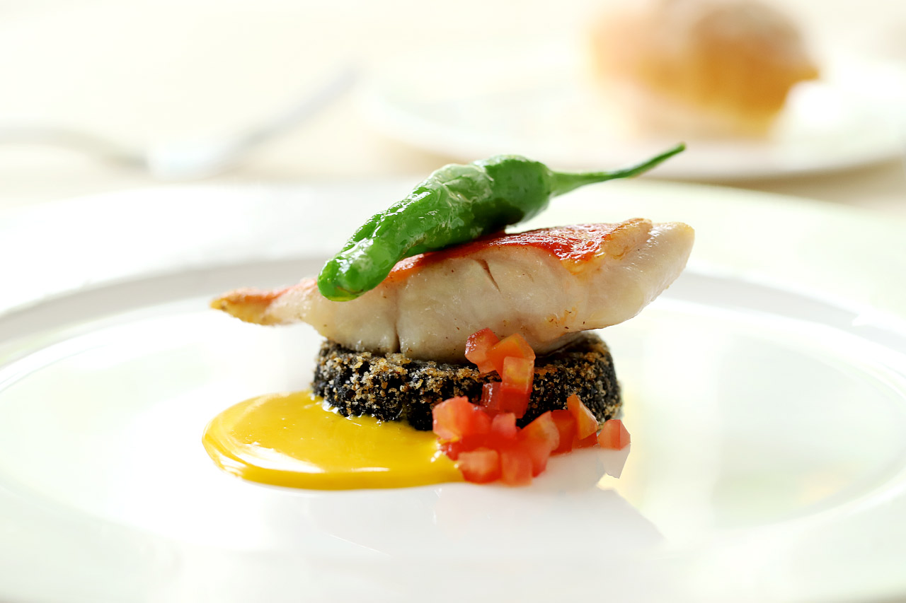 金目鯛のイカ墨リゾット添え