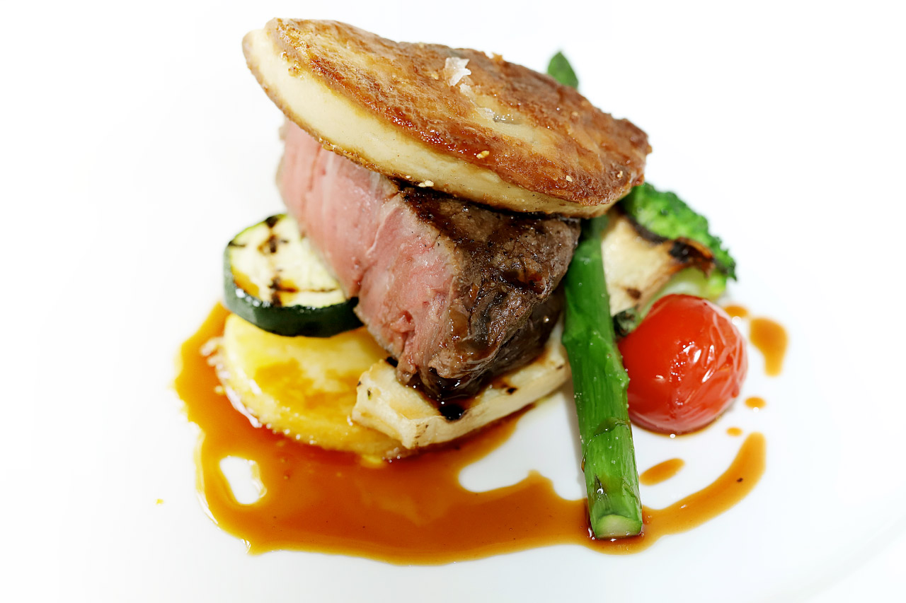 甲州牛フィレのステーキに大きなフォアグラをのせた肉料理