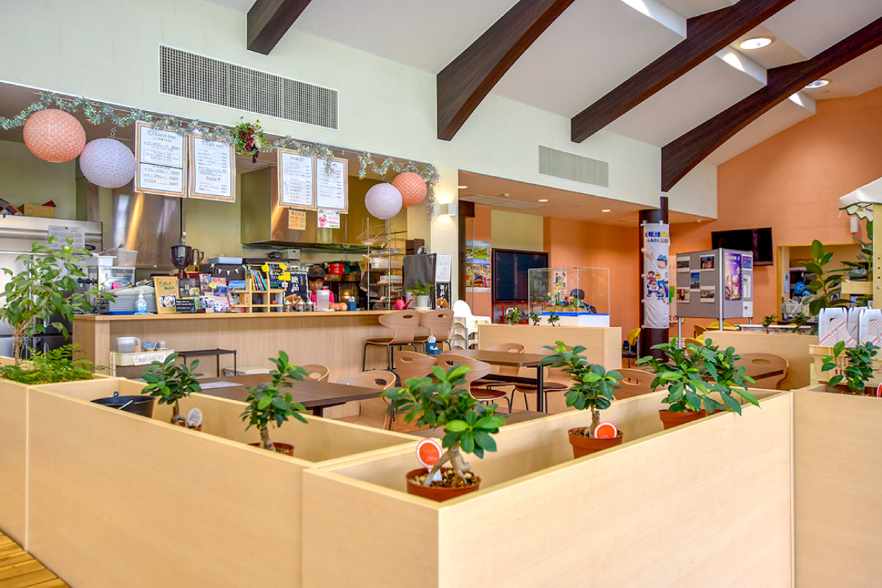 くだもの厨房 オーチャードカフェ 街の駅やまなし店の店内