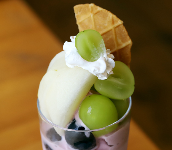 カフェキャメルのぶどうのパフェ