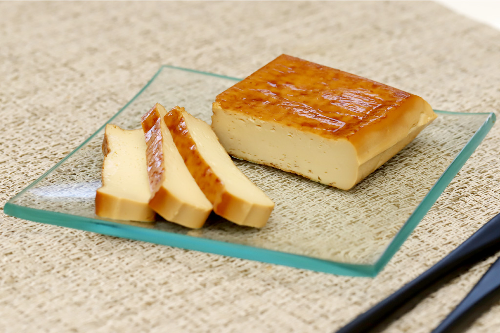 河口湖チーズ工房の豆腐の燻製1