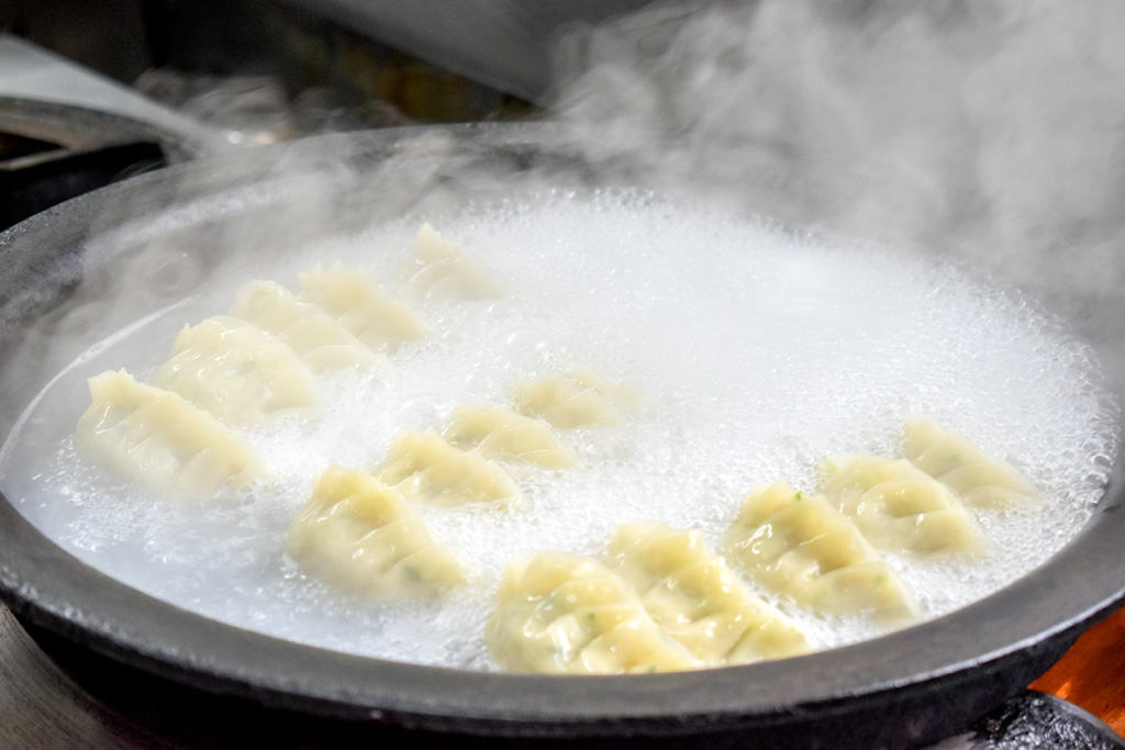 ちどり食堂のギョウザ手作りの様子