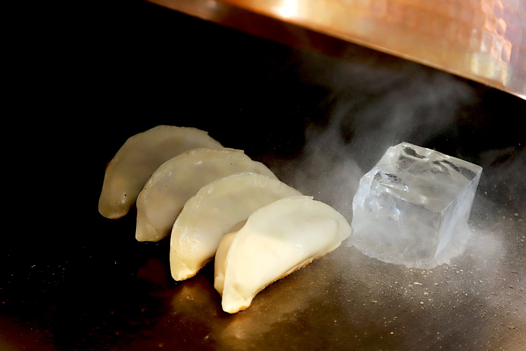 鉄板焼き中ざわのギョウザ手作りの様子