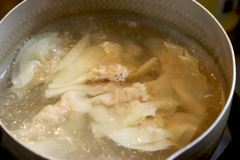 らうめんMENKUI（麺喰／メンクイ）のギョウザ手作りの様子