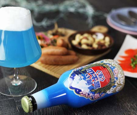 富士山を再現した青いビール「青い富士山〈生〉」