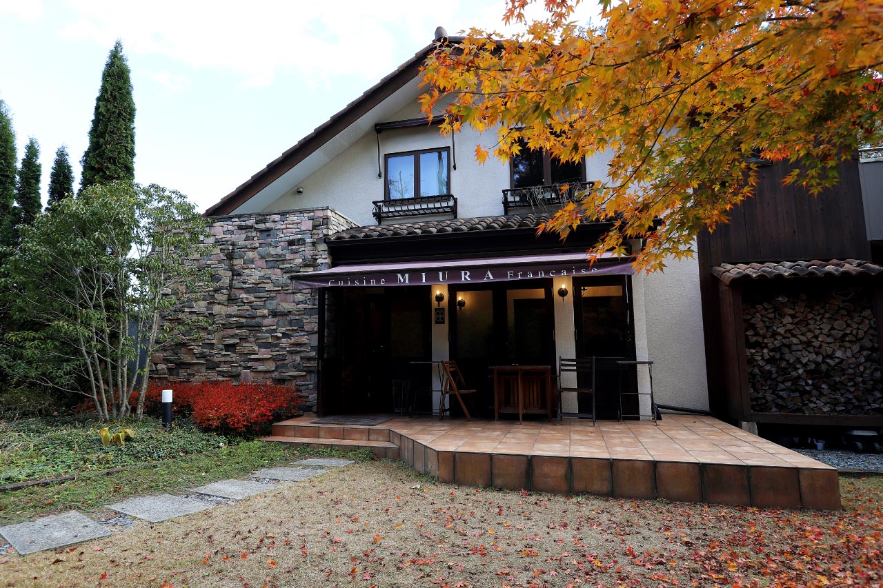 Miura料理店の秋の外観