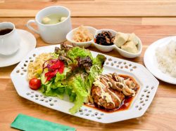 食事＆CAFÉ とみー