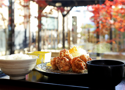 源泉湯燈屋 お食事処源食菜菜の若鶏の唐揚げ定食