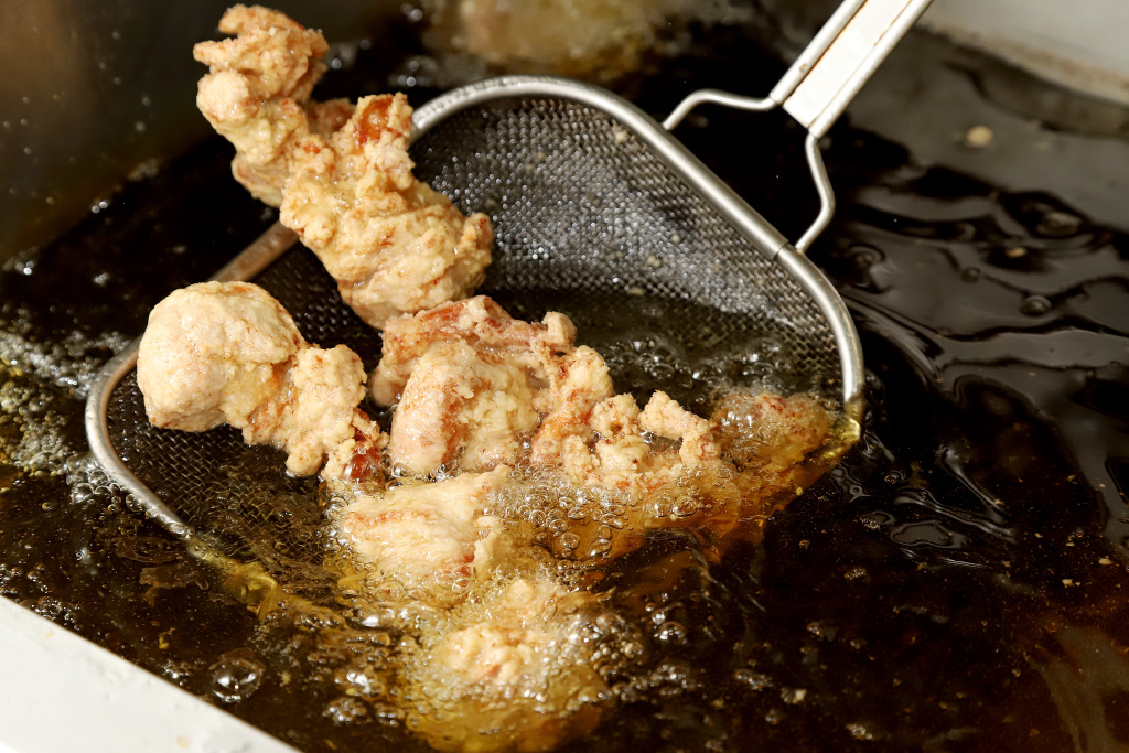 源泉湯燈屋 お食事処 源食菜菜のからあげ手作りの様子