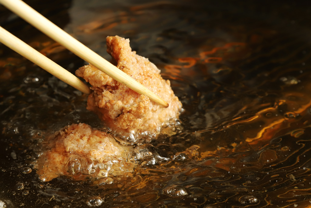 お食事処 歩成 本店のからあげ手作りの様子