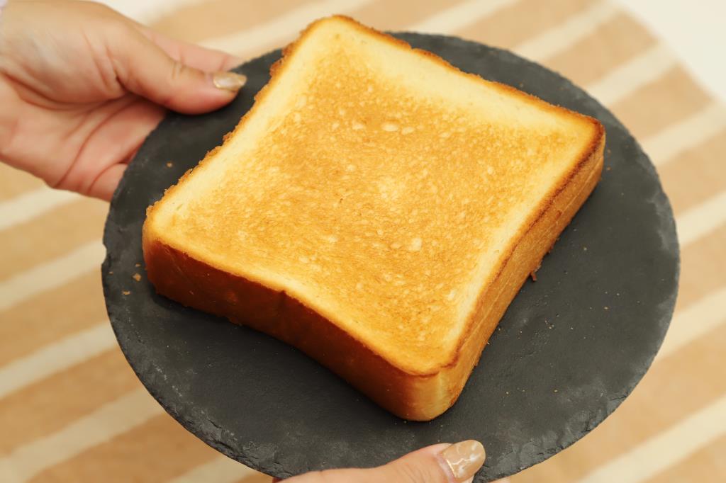 モスバーガー「バターなんていらないかも、と思わず声に出したくなるほど濃厚な食パン」