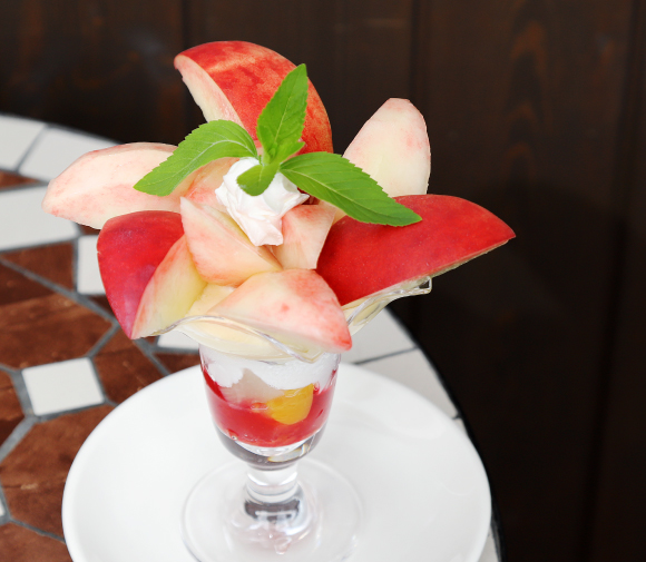 ピーチカフェなかにしの麗しの夏パフェ