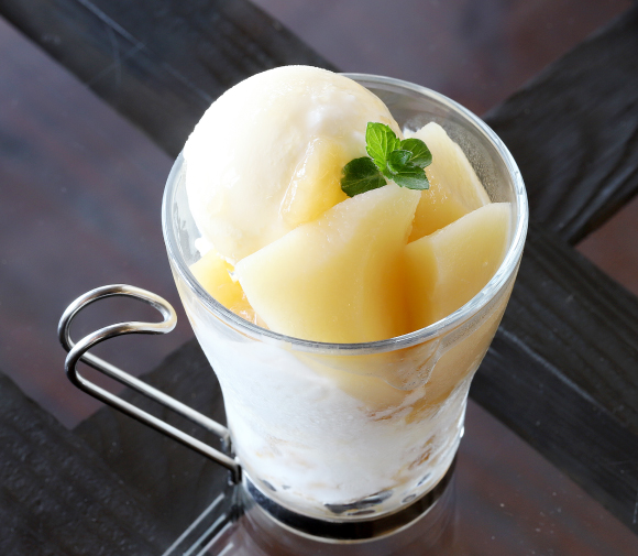 やまきやカフェ パフェ（桃）