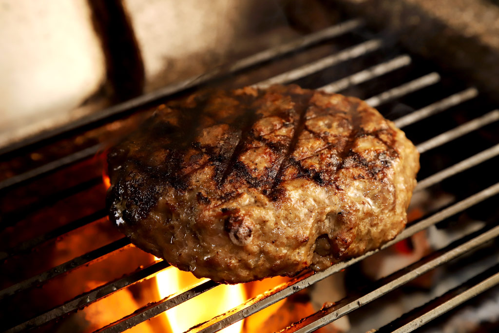 肉ビストロ KAGURAのハンバーグ手作りの様子