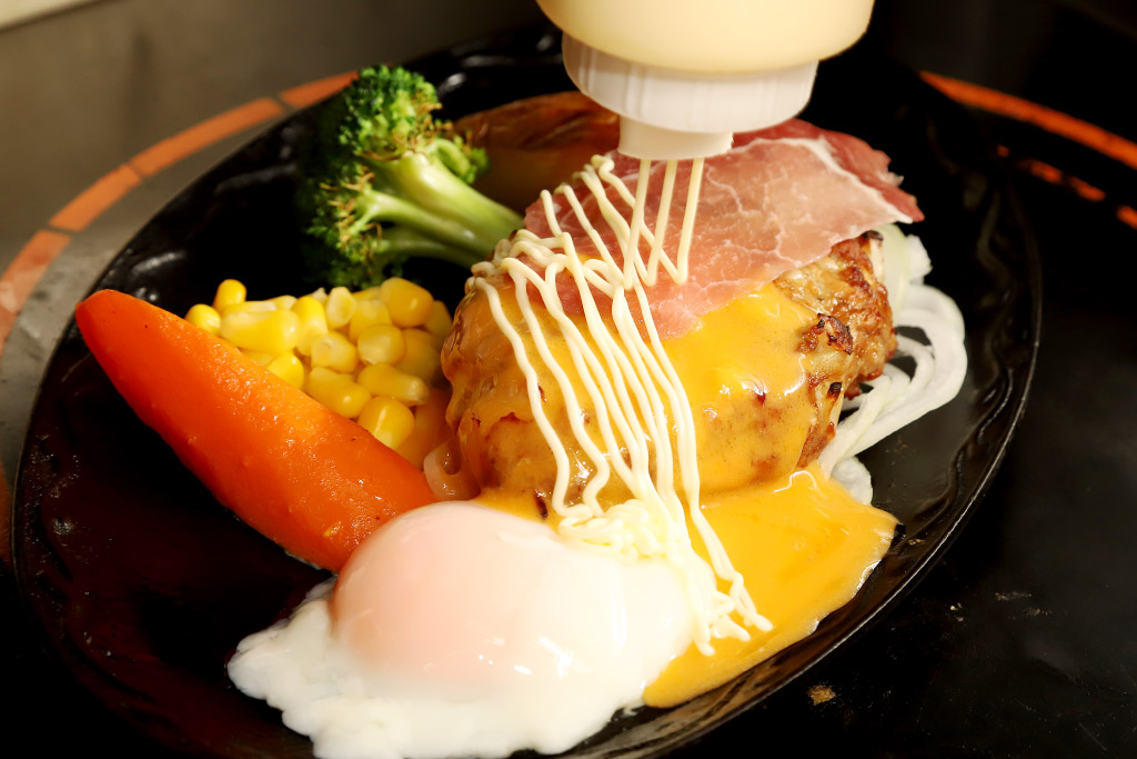 れんが亭のハンバーグ手作りの様子