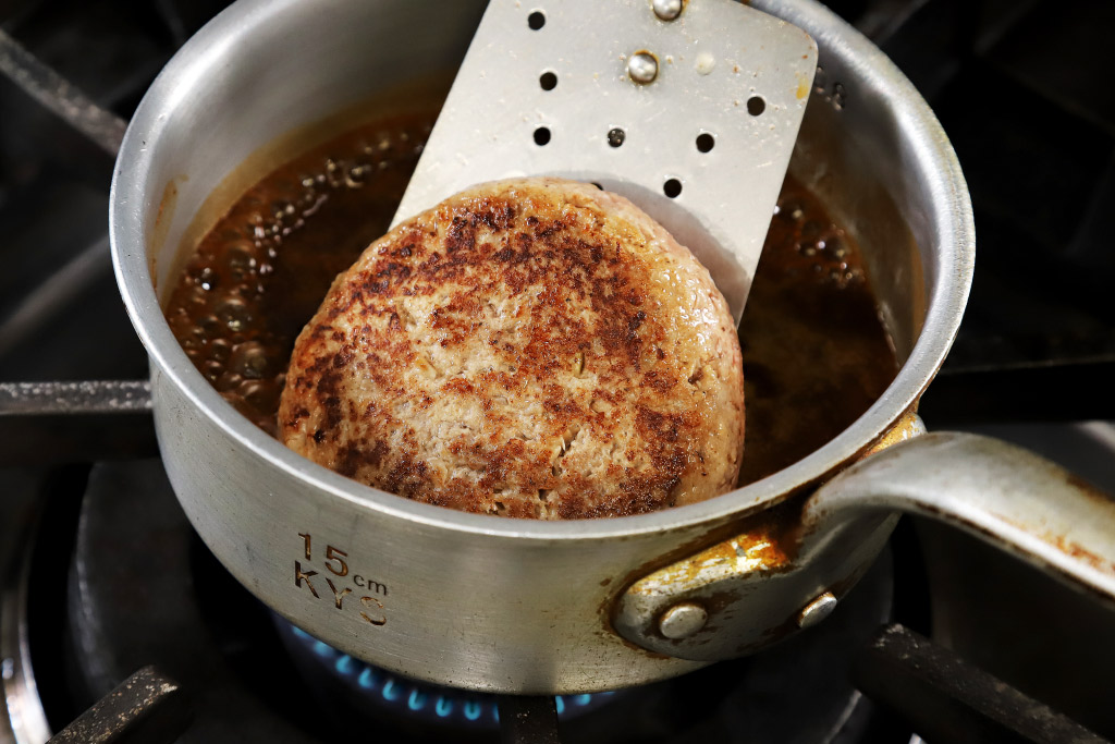 ポーズ カフェレストランNANBA（ナンバ）のハンバーグ手作りの様子