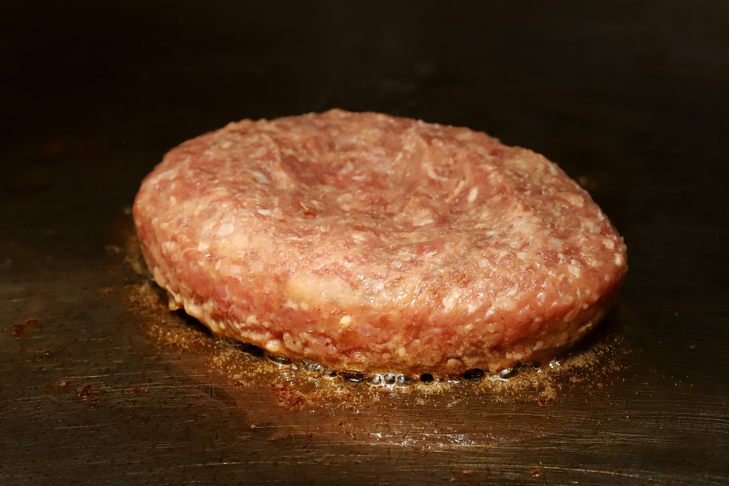 てっぱん秀Sのハンバーグ手作りの様子