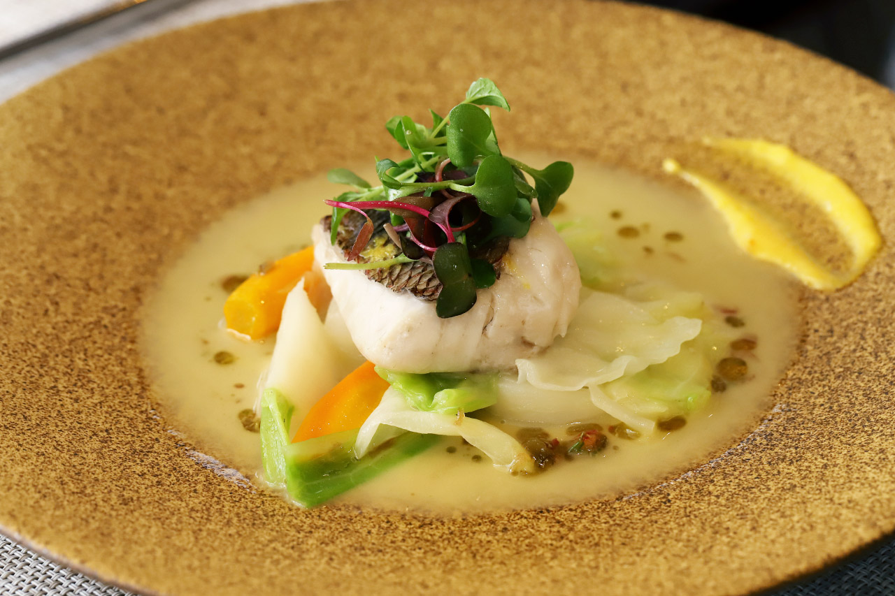 レストラン ラクールの魚料理 天然真鯛のミキュイ