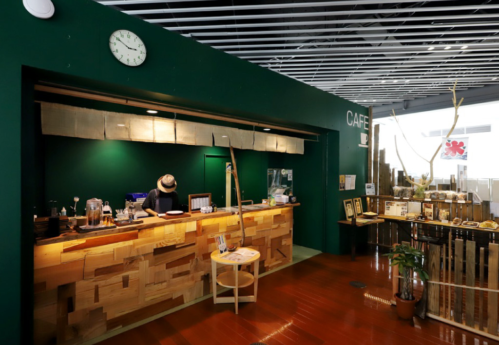図書カフェ by白州山の水農場 の店内