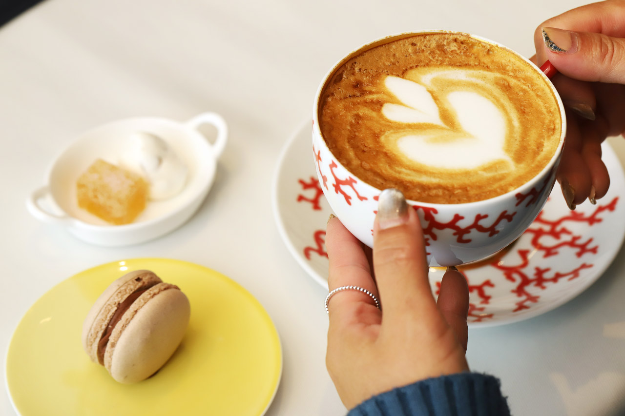 小菓子とカプチーノ