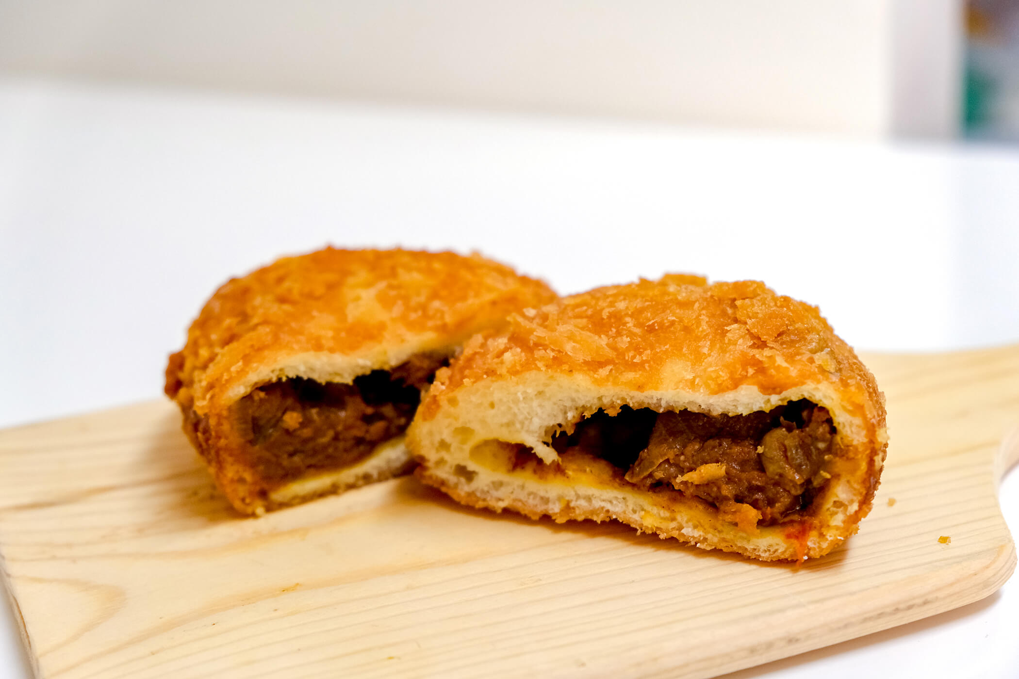とろける甲州ワイントンカレーパン　カクハン