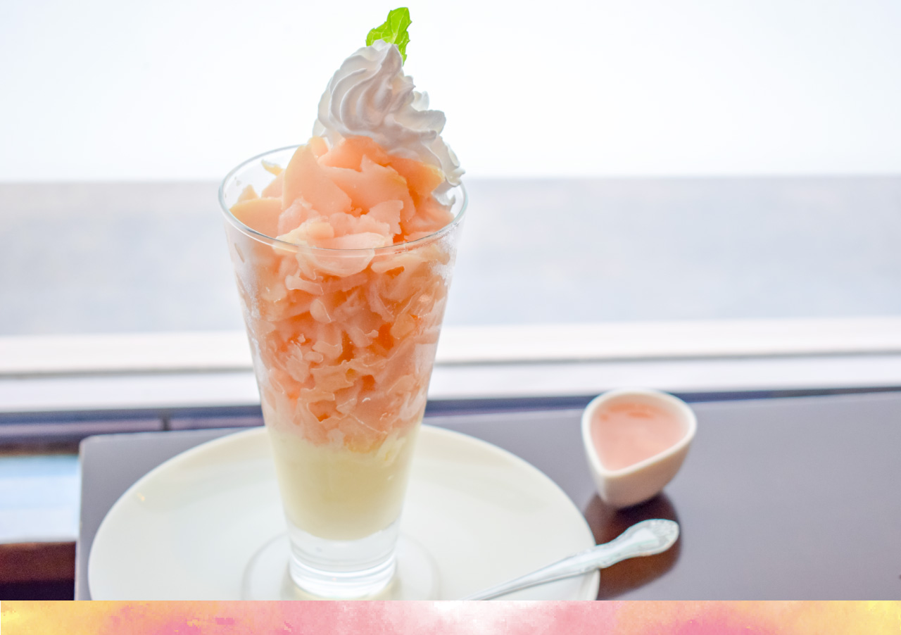 キッチンカフェ そらのまるごと桃氷パフェ