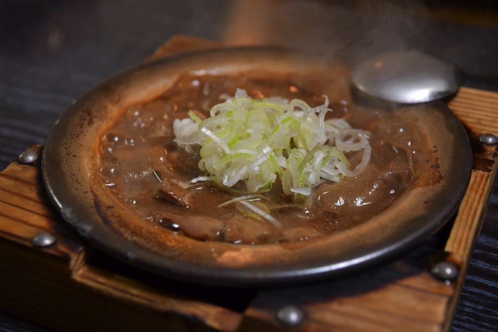 甲州煮込み屋／飲む人におすすめの料理／自家製牛もつ煮込み638円